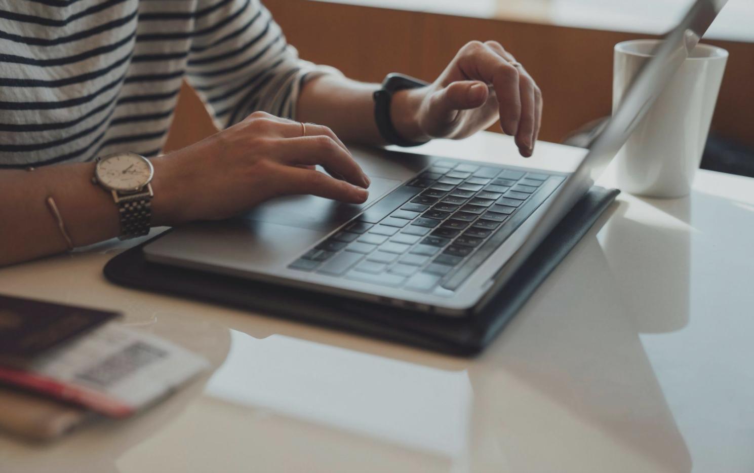 Analyse von verdächtigen Finanztransaktionen auf einem Computerbildschirm