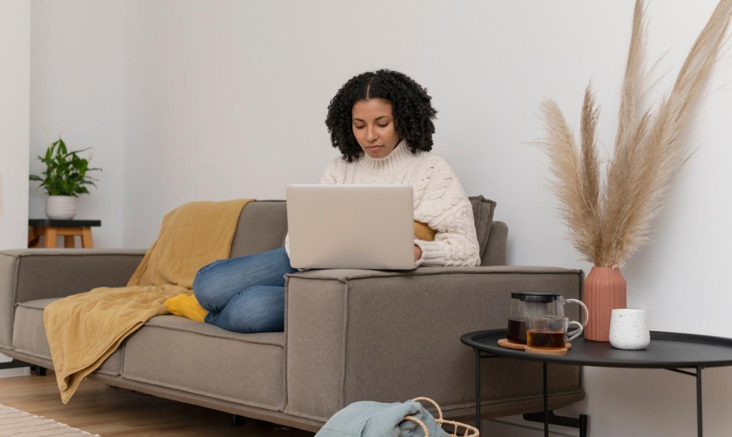 Smartphone mit Warnmeldung über verdächtige Kontoaktivität